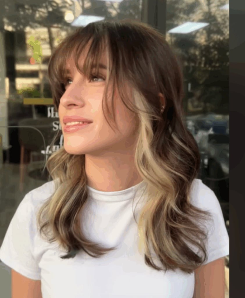 Collarbone Layers With Curtain Bangs And Blonde Peekaboo Collarbone Layers With Curtain Bangs And Blonde Peekaboo — Trendy Peekaboo Hair Color