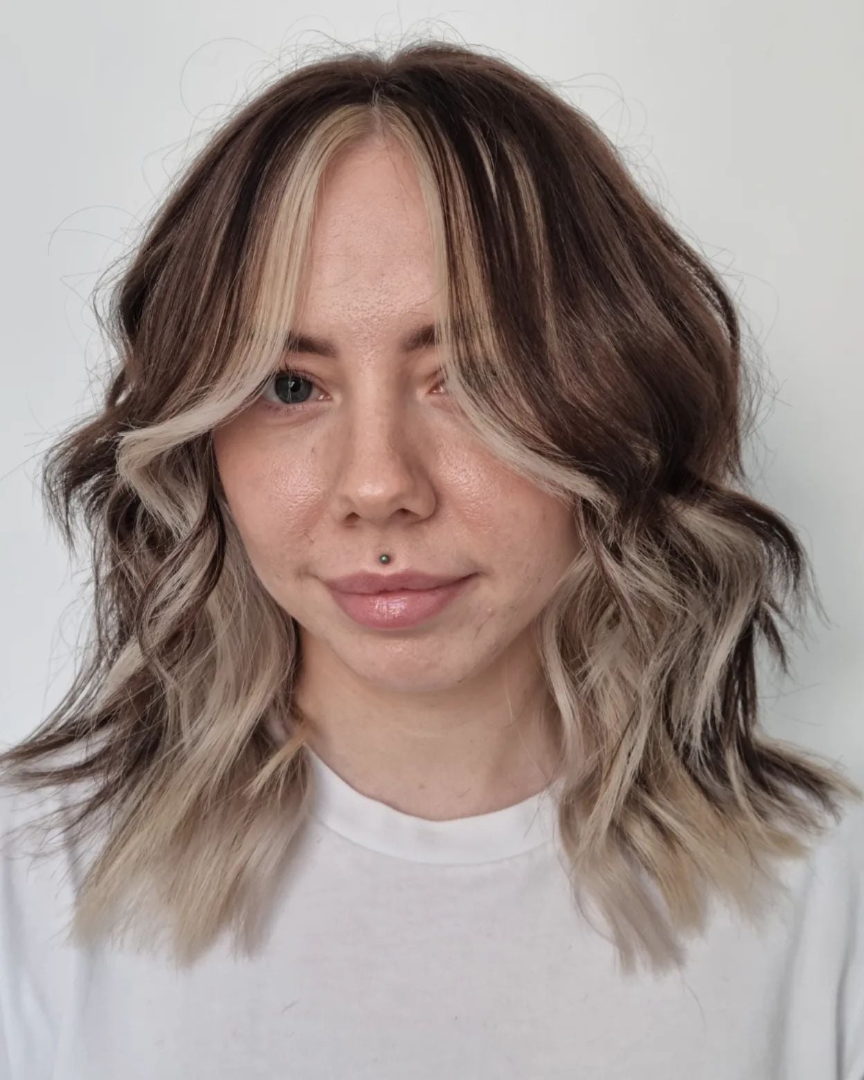 Collarbone Layers With Blonde Money Piece And Highlights Collarbone Layers With Blonde Money Piece And Highlights — Trendy Peekaboo Hair Color