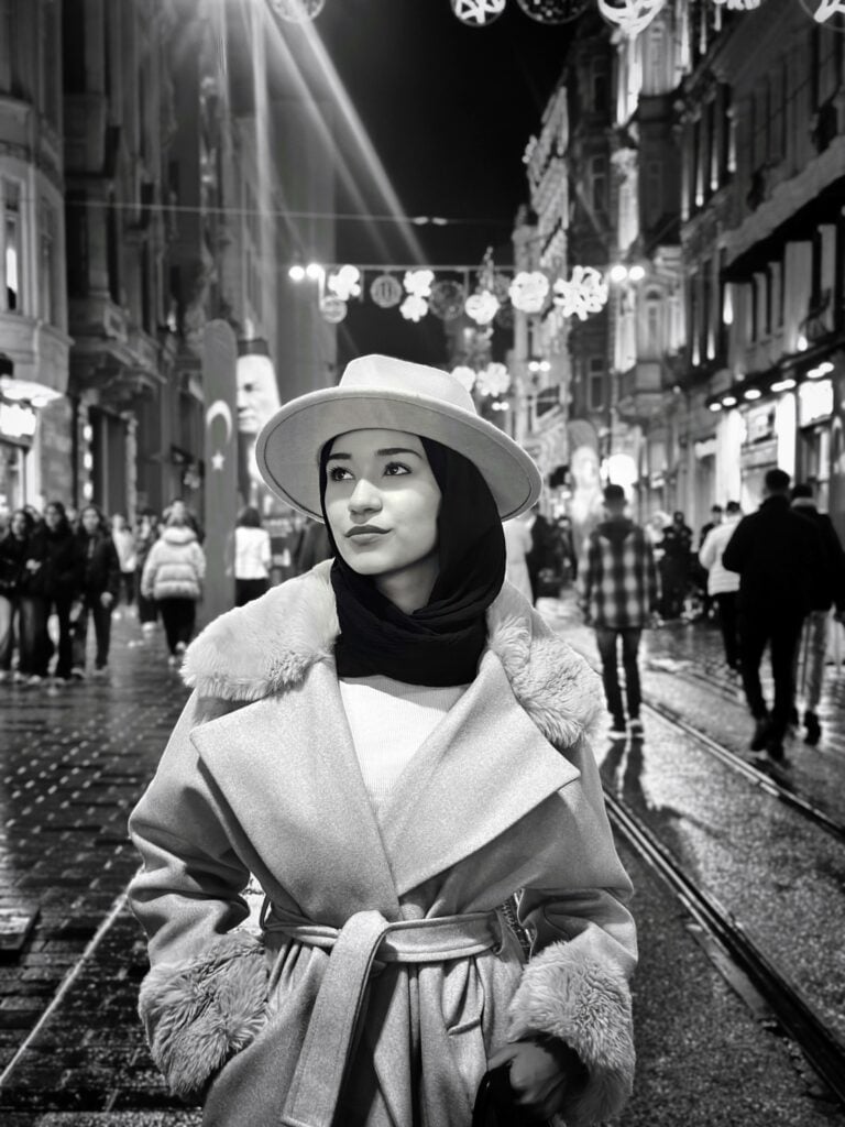 Chic Fur-Trimmed Coat with Wide-Brim Hat — Trendy Photoshoot Outfits