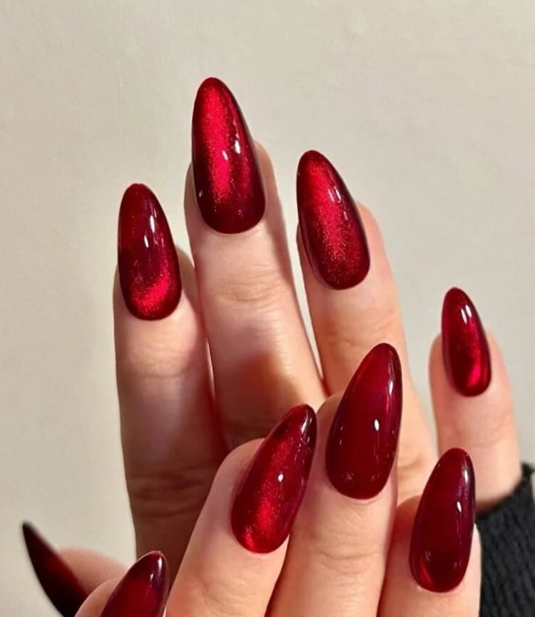 Blood Red Cat-Eye Long Almond Nails With длинный миндаль Blood Red Cat-Eye Long Almond Nails With длинный миндаль — Trendy Red Almond Nails