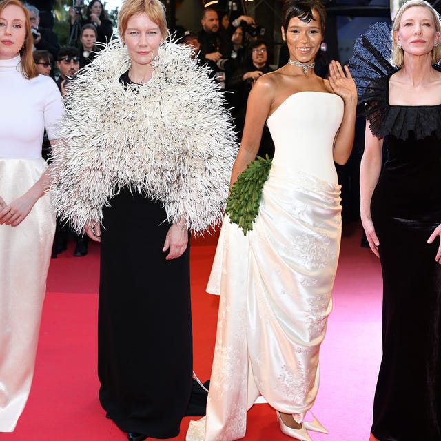 Strapless Gown with Dramatic White Feather Boa — Trendy Red Carpet Outfits