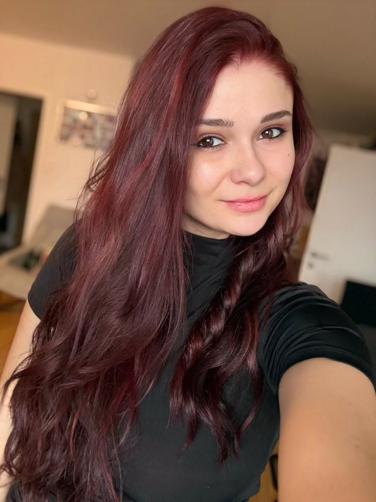 Mid-Back Deep Red With Lighter Strands, Close-Up Take Mid-Back Deep Red With Lighter Strands, Close-Up Take — Trendy Red Hairstyles