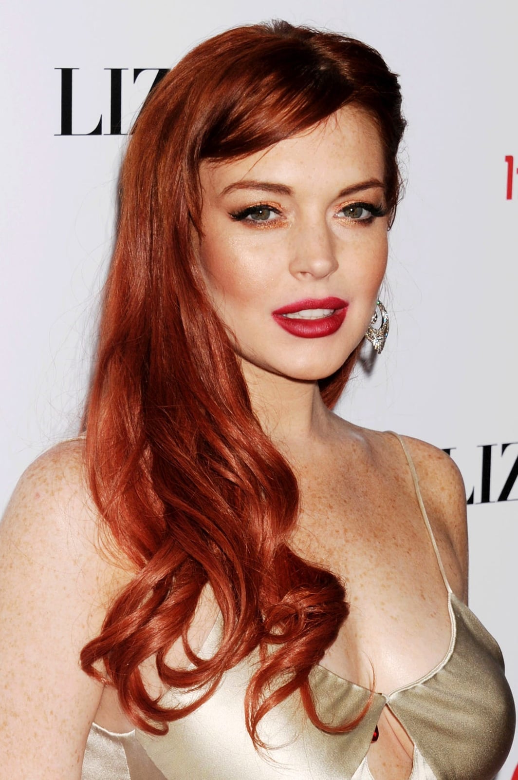 Mid-Back Vibrant Red With Curtain Bangs, Wavy Mid-Back Vibrant Red With Curtain Bangs, Wavy — Trendy Red Hairstyles