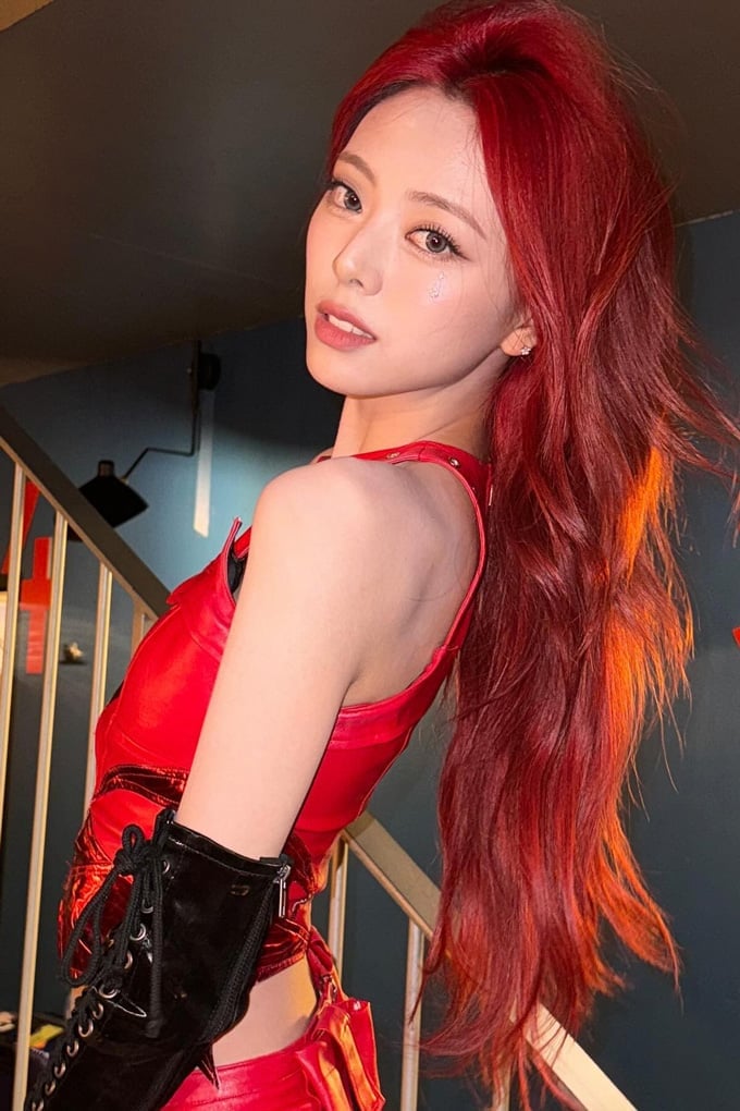 Mid-Back Bright Red Textured Ponytail Mid-Back Bright Red Textured Ponytail — Trendy Red Hairstyles