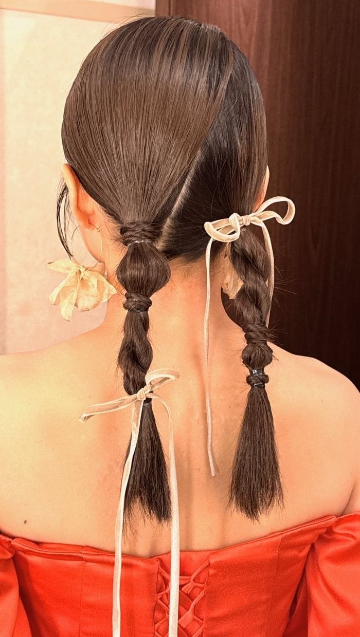 Mid-Back Ponytails With Braided Accents and Ribbons Mid-Back Ponytails With Braided Accents and Ribbons — Trendy Ribbon Braids