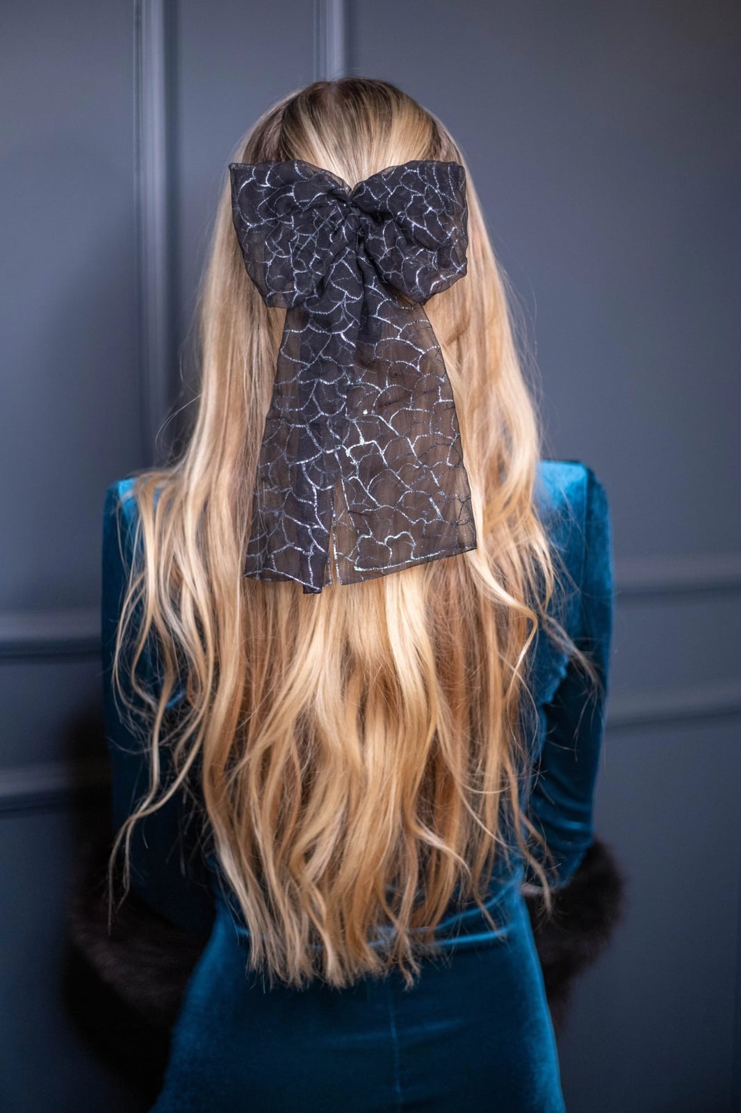 Mid-Back Wavy Blonde With Patterned Black Bow — Trendy Ribbon Hair