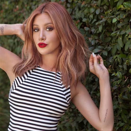 Collarbone Layers With Rose Gold Bangs — Trendy Rose Gold Hair