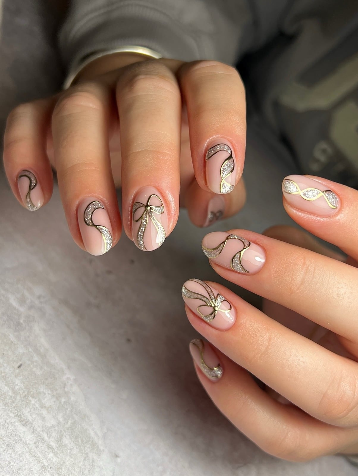 Short Round Nails With Gold Foil Accents Short Round Nails With Gold Foil Accents — Trendy Round Nails
