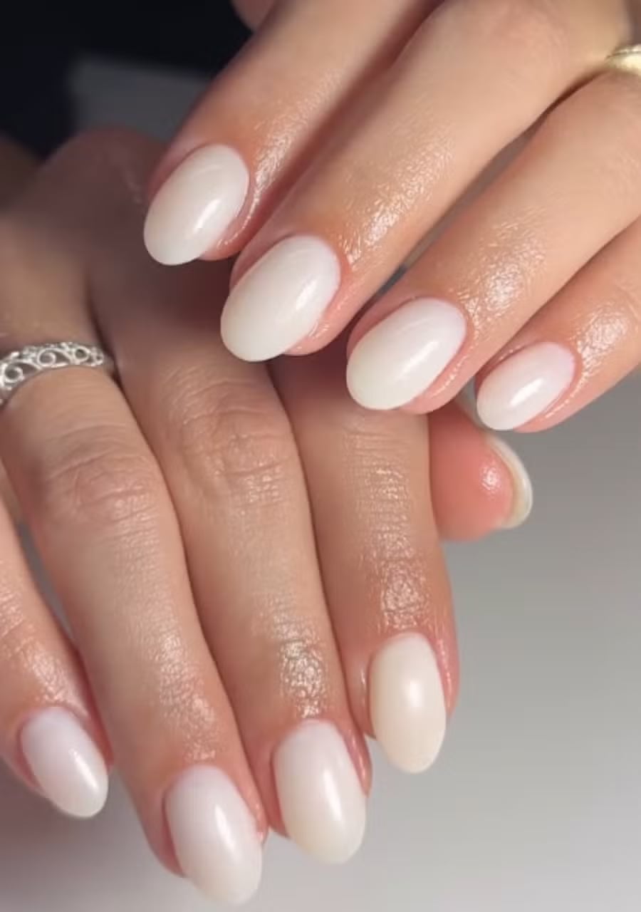 Milky White Pearlescent Oval Nails Milky White Pearlescent Oval Nails — Trendy Round Nails