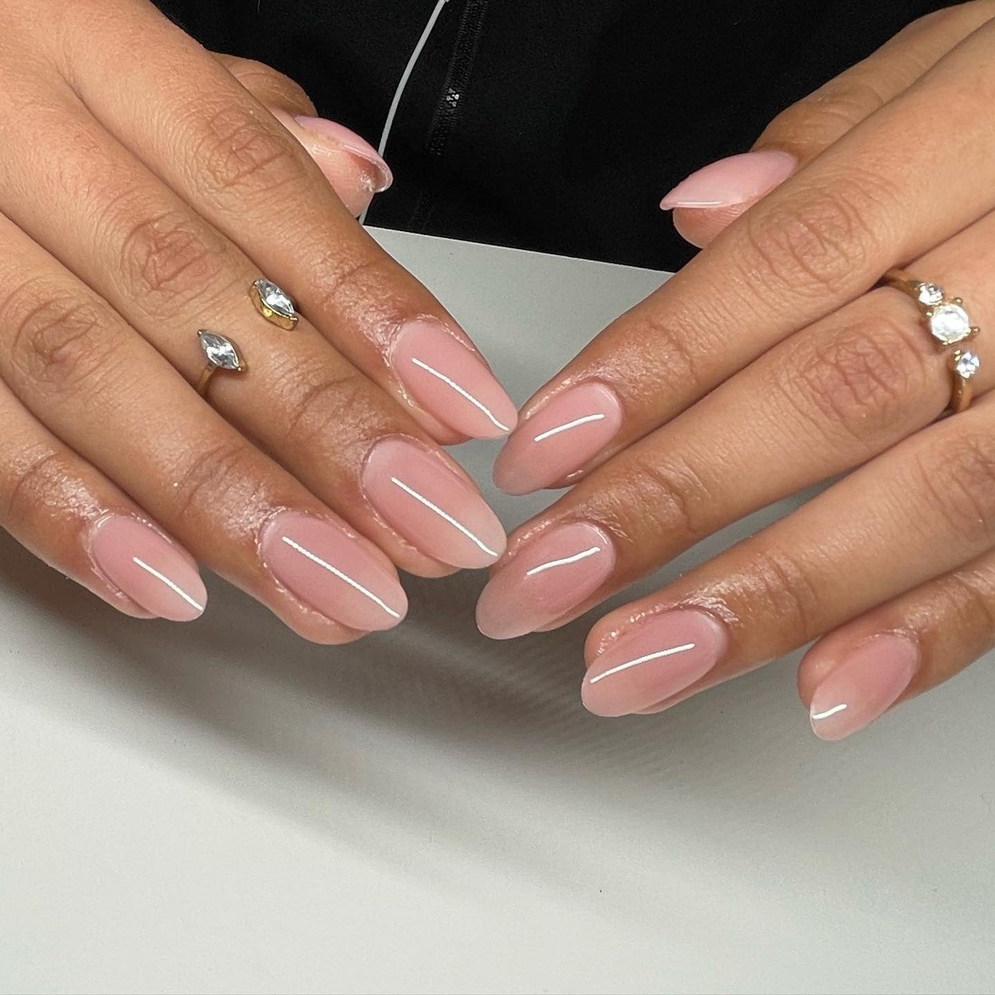 Sheer Pink White Line Art Round Nails Sheer Pink White Line Art Round Nails — Trendy Round Nails
