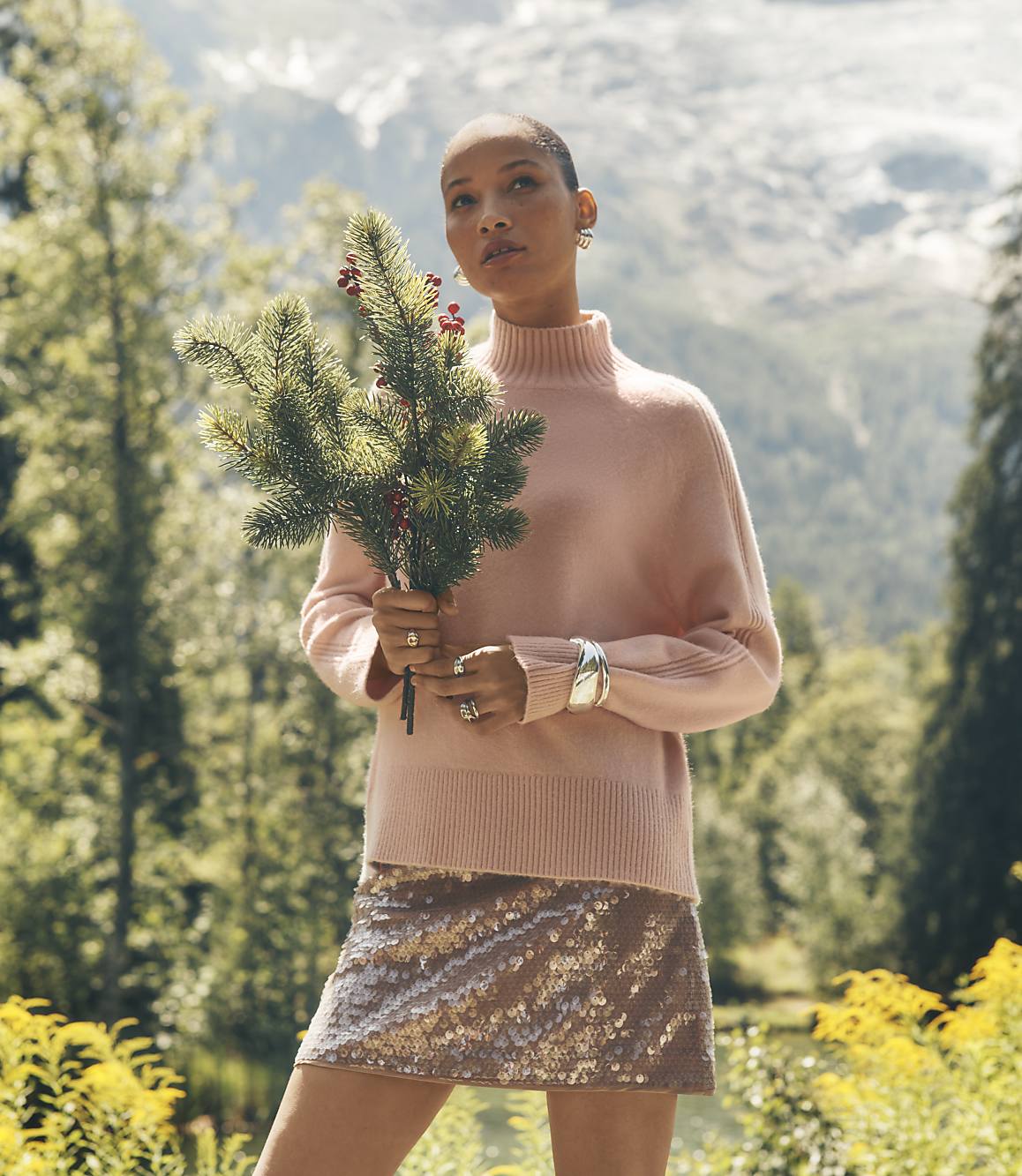 Beige Sequin Mini Skirt With Pink Turtleneck Sweater Beige Sequin Mini Skirt With Pink Turtleneck Sweater — Trendy Sequin Skirt Outfit