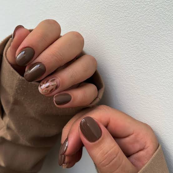 Dark Brown With Gold Leopard Accent Nails — Trendy Short Acrylic Nails