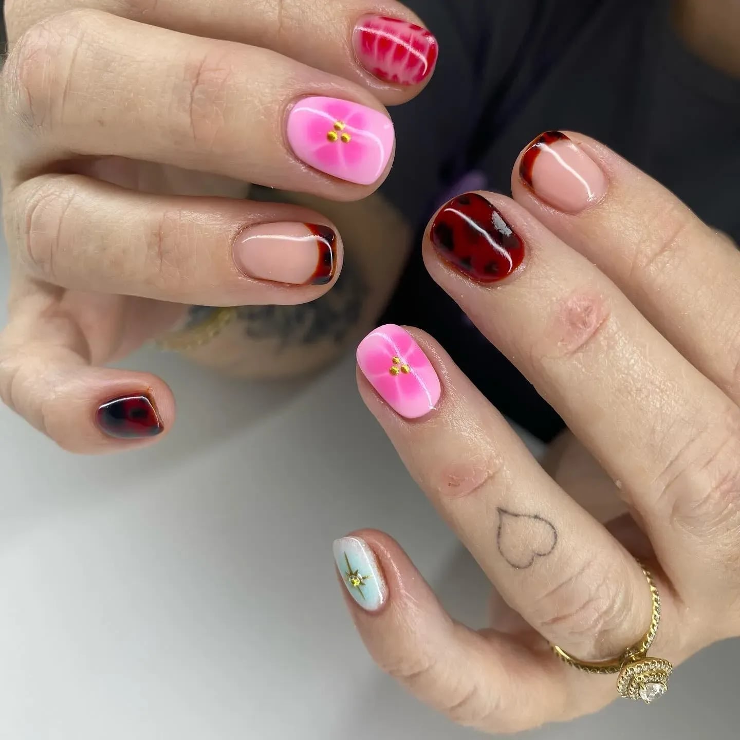 Forest Green Leaf Motif Short Oval Nails — Trendy Short Gel Nails