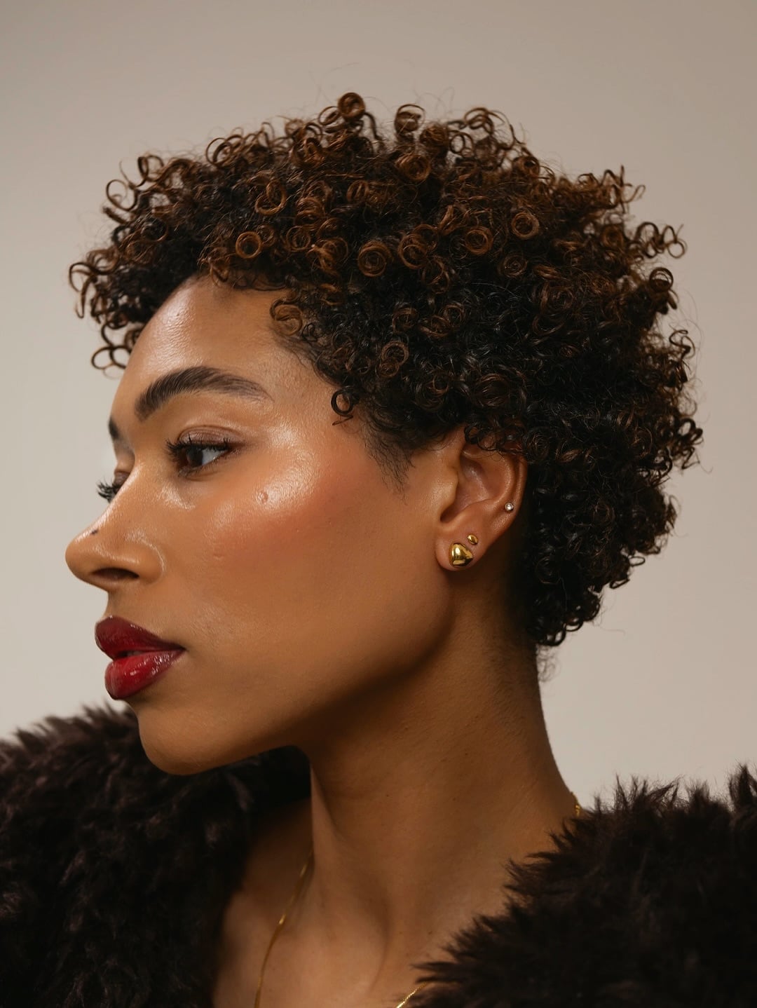 Collarbone Layered Wavy Bob With Wispy Bangs Collarbone Layered Wavy Bob With Wispy Bangs — Trendy Short Natural Hairstyles