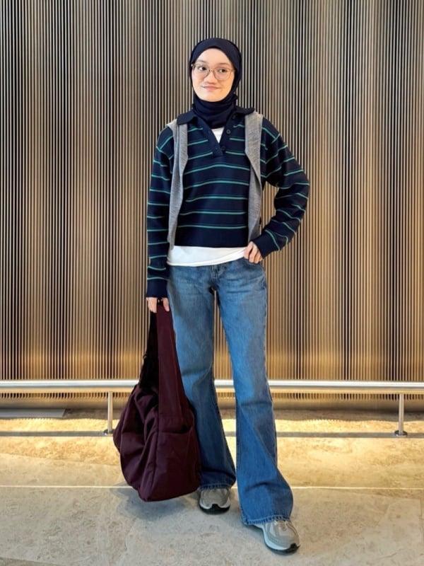 Burgundy Tote Bag with Flared Jeans and a Grey Vest, Close-Up Take — Trendy Shoulder Bag Outfits