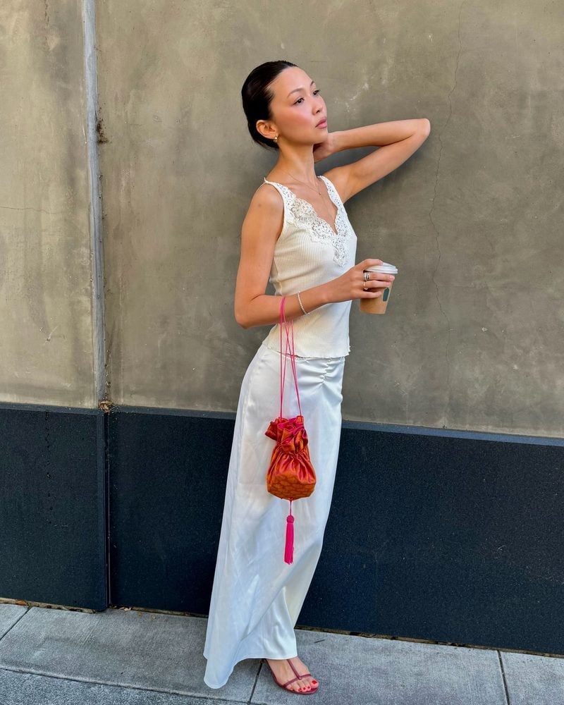 Orange and Pink Drawstring Bag with White Lace and Satin — Trendy Shoulder Bag Outfits