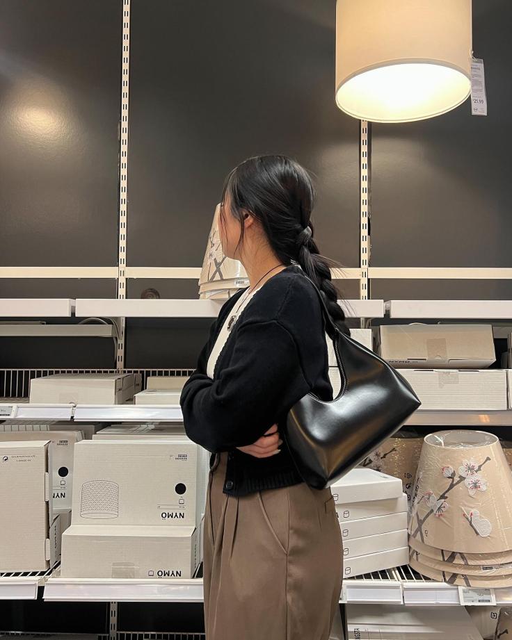 Casual Brown Wide-Leg Trousers with a Black Curved Shoulder Bag — Trendy Shoulder Bag Outfits
