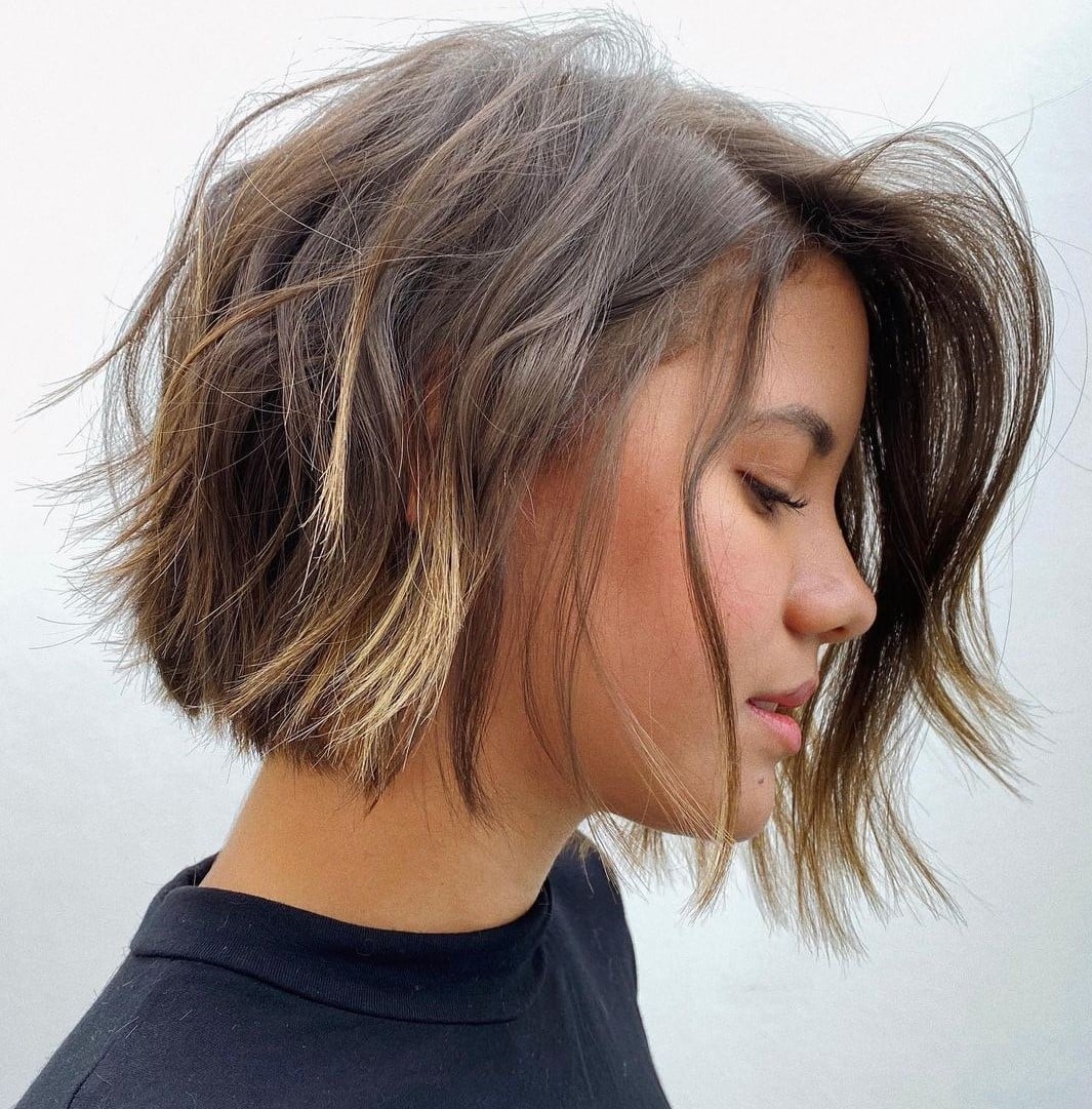 Textured Brown Bob With Blonde Highlights Textured Brown Bob With Blonde Highlights — Trendy Shoulder Length Bob
