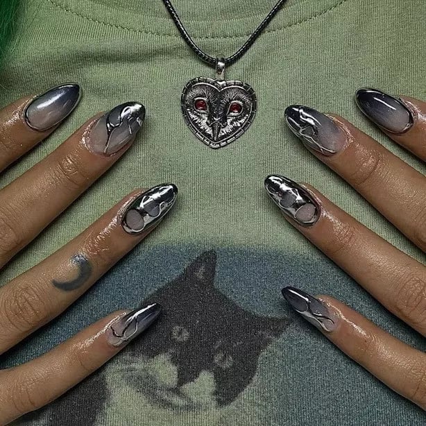 Black Gradient Flame Silver Chrome Medium Almond Nails Black Gradient Flame Silver Chrome Medium Almond Nails — Trendy Silver Chrome Nails