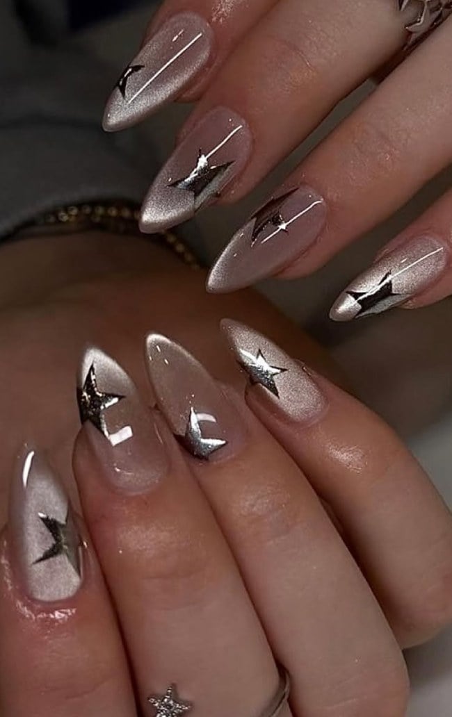 Silver Star Accent Long Stiletto Nails Silver Star Accent Long Stiletto Nails — Trendy Silver Chrome Nails