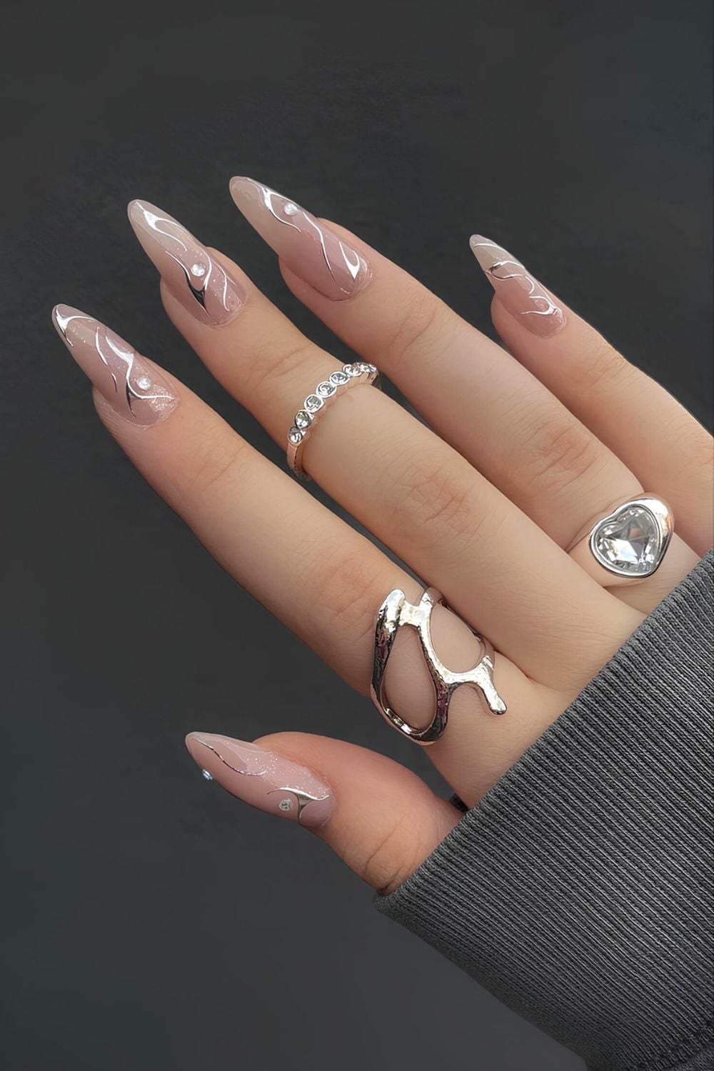 Wavy Silver Lines Rhinestones Long Sharp Nails Wavy Silver Lines Rhinestones Long Sharp Nails — Trendy Silver Chrome Nails
