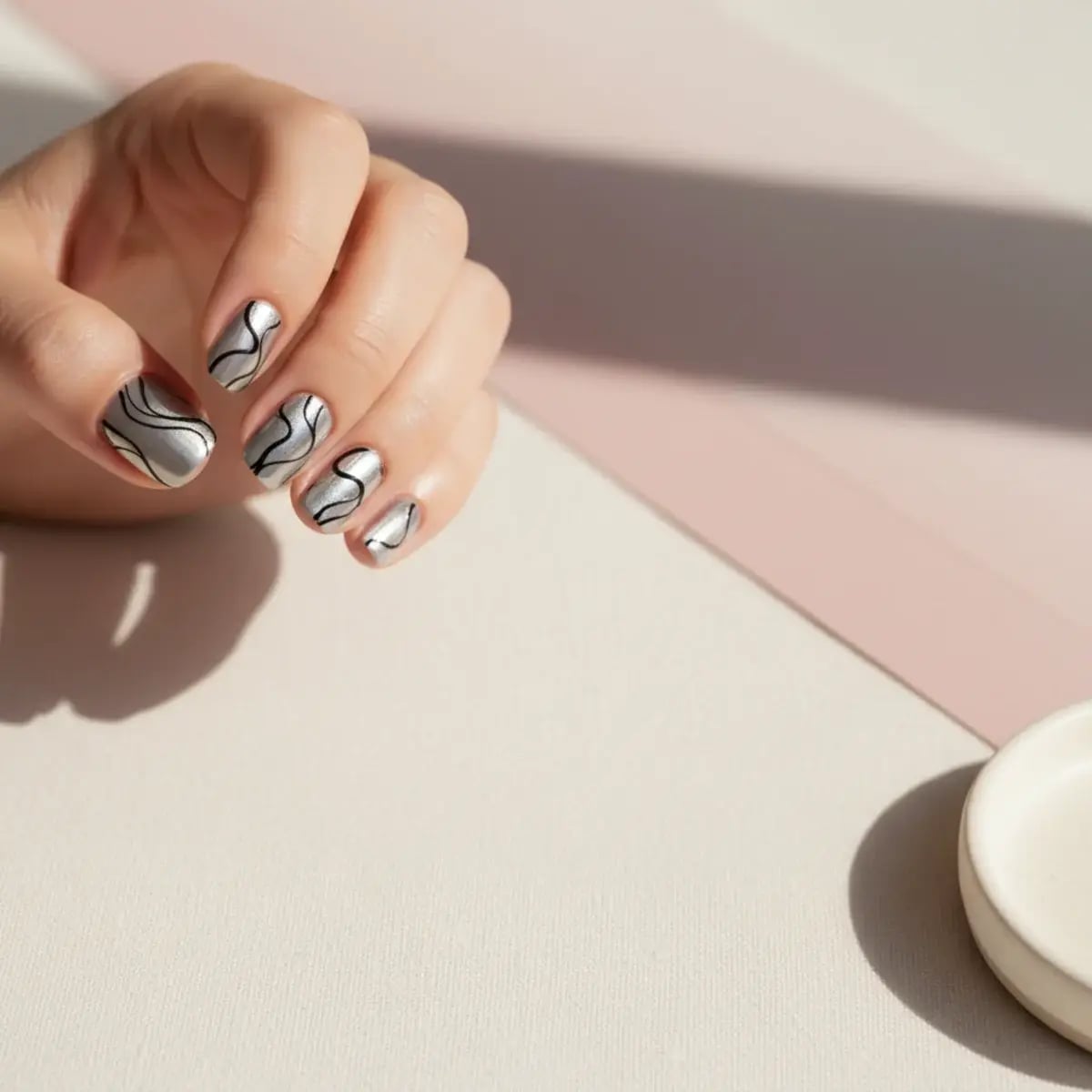 Wavy Lines Silver Chrome Short Square Nails Wavy Lines Silver Chrome Short Square Nails — Trendy Silver Chrome Nails