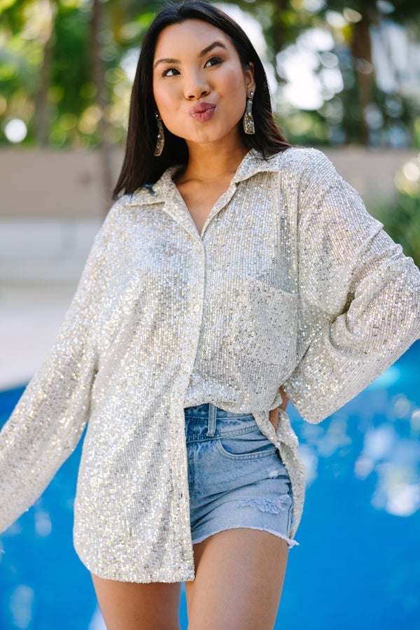 Oversized Silver Sequin Button-Down Shirt with Denim Shorts Oversized Silver Sequin Button-Down Shirt with Denim Shorts — Trendy Silver Outfits