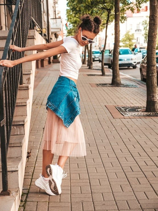 White T-Shirt With Pink Pleated Skirt And Denim Jacket White T-Shirt With Pink Pleated Skirt And Denim Jacket — Trendy Skater Outfits
