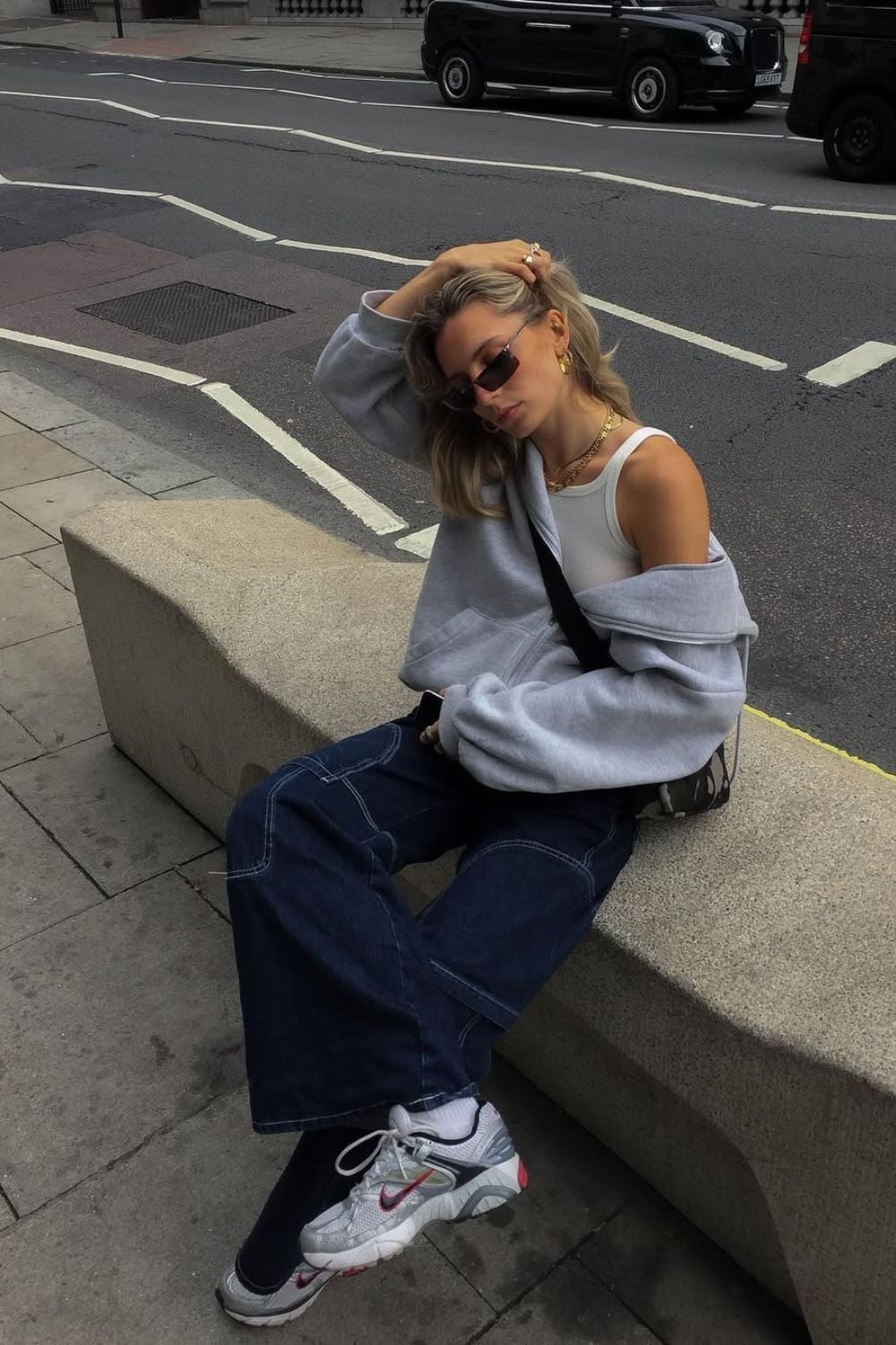 Dark Blue Baggy Cargo Pants With Grey Hoodie Dark Blue Baggy Cargo Pants With Grey Hoodie — Trendy Skater Outfits