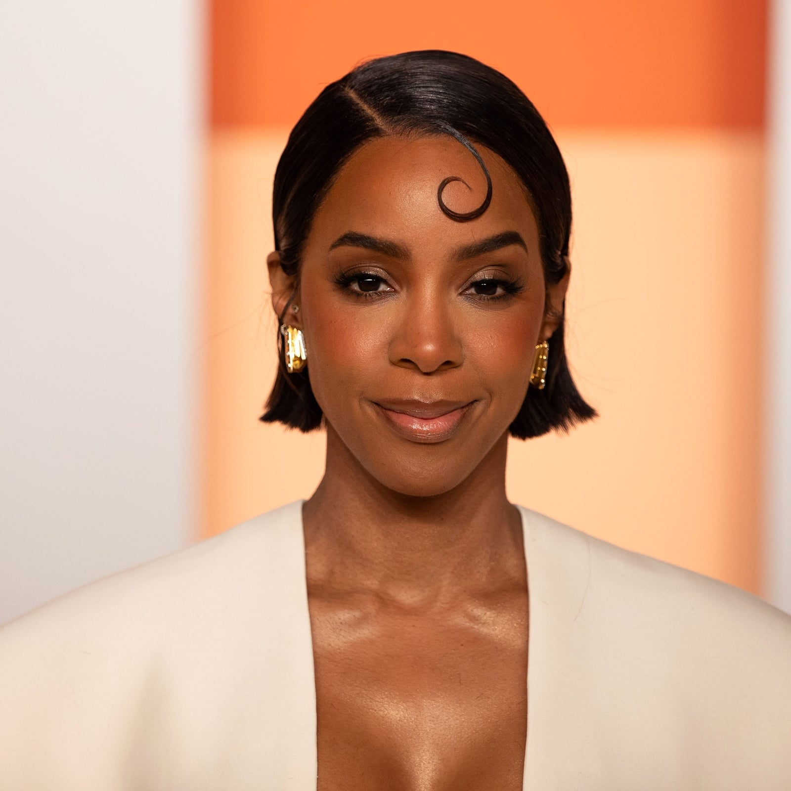 Sleek Black Bob With Sculpted Curl — Trendy Sleek Hairstyles