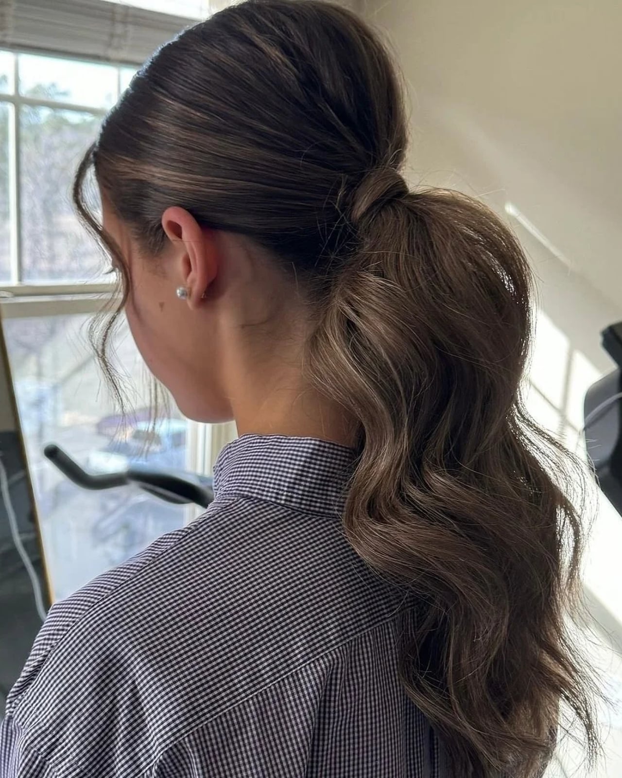 Collarbone Ponytail With Face-Framing Layers, Close-Up Take Collarbone Ponytail With Face-Framing Layers, Close-Up Take — Trendy Sports Hair