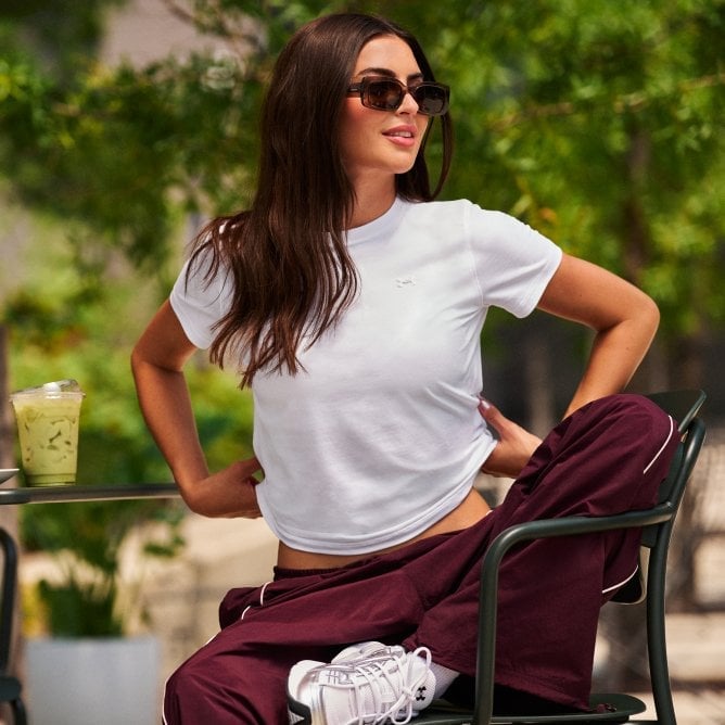 White T-Shirt With Maroon Track Pants White T-Shirt With Maroon Track Pants — Trendy Sporty Outfits