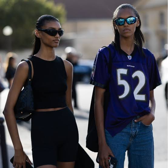 Blue Sports Jersey With Denim Jeans Blue Sports Jersey With Denim Jeans — Trendy Sporty Outfits