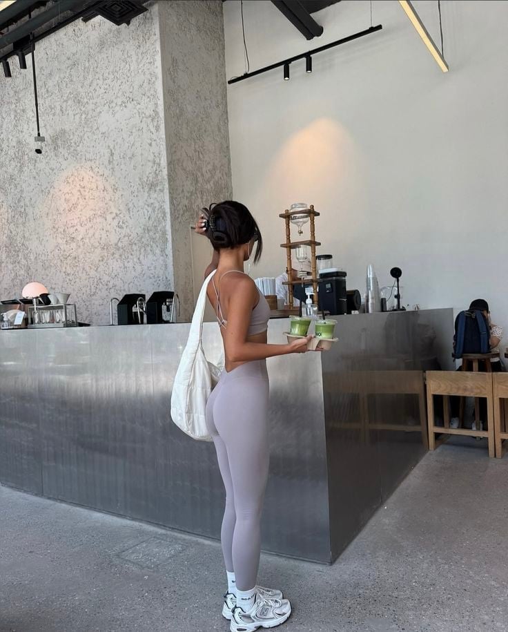 Lilac Athleisure Set With White Tote Bag Lilac Athleisure Set With White Tote Bag — Trendy Sporty Outfits
