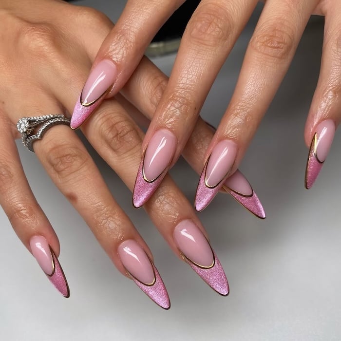Pink Chrome Stilettos With Gold Outline French Tips Pink Chrome Stilettos With Gold Outline French Tips — Trendy Stiletto Nails