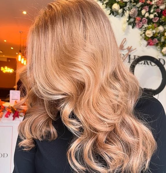 Mid-Back Strawberry Blonde Rose Gold Hue, Wavy Mid-Back Strawberry Blonde Rose Gold Hue, Wavy — Trendy Strawberry Blonde Hair