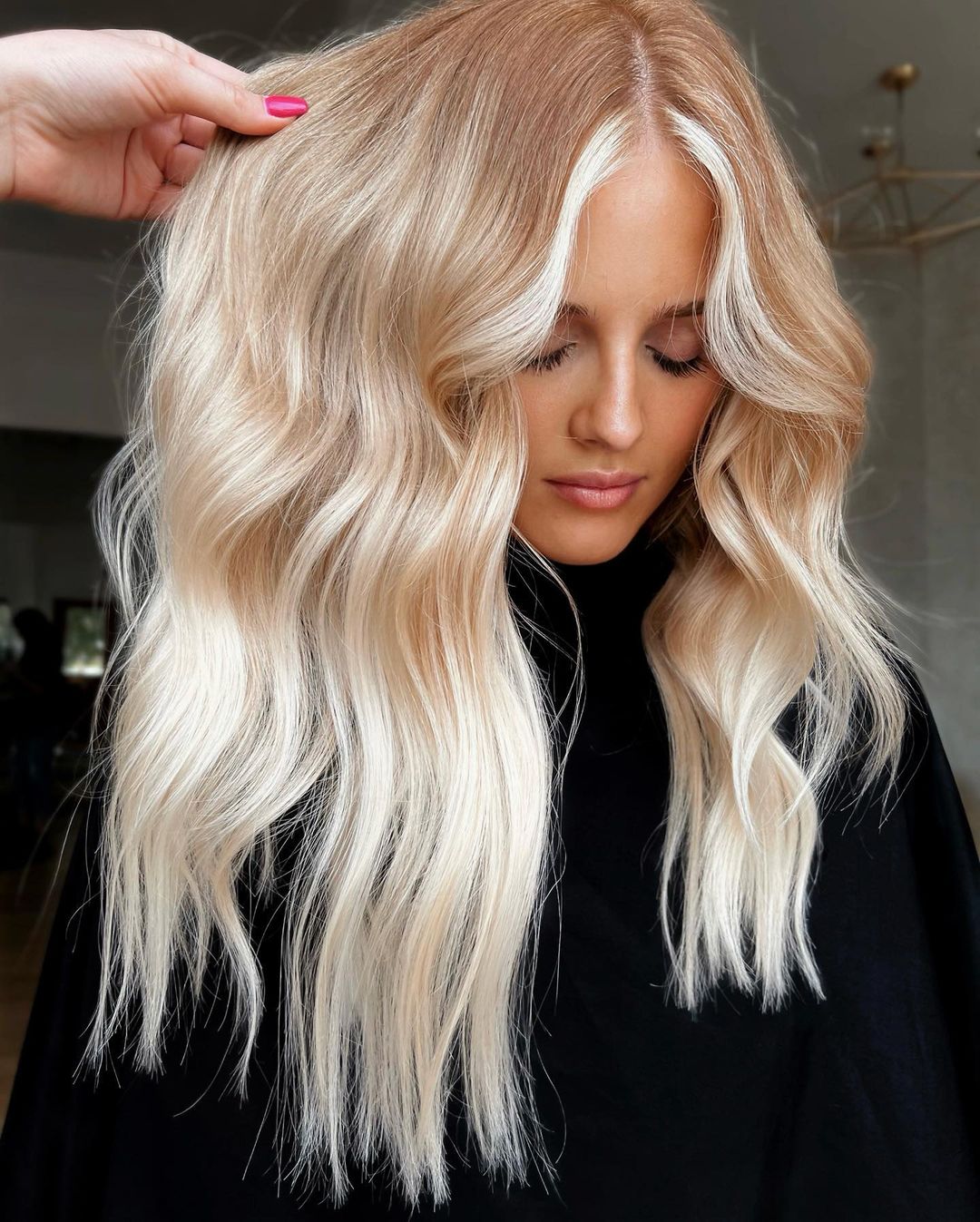 Mid-Back Light Strawberry Blonde Highlights, Wavy Mid-Back Light Strawberry Blonde Highlights, Wavy — Trendy Strawberry Blonde Hair