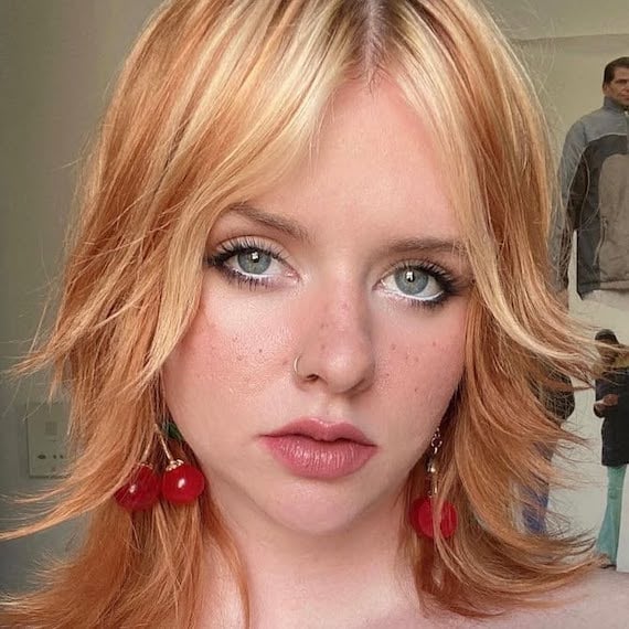 Fine Wavy Collarbone Cut Curtain Bangs Highlights Fine Wavy Collarbone Cut Curtain Bangs Highlights — Trendy Strawberry Blonde Hair