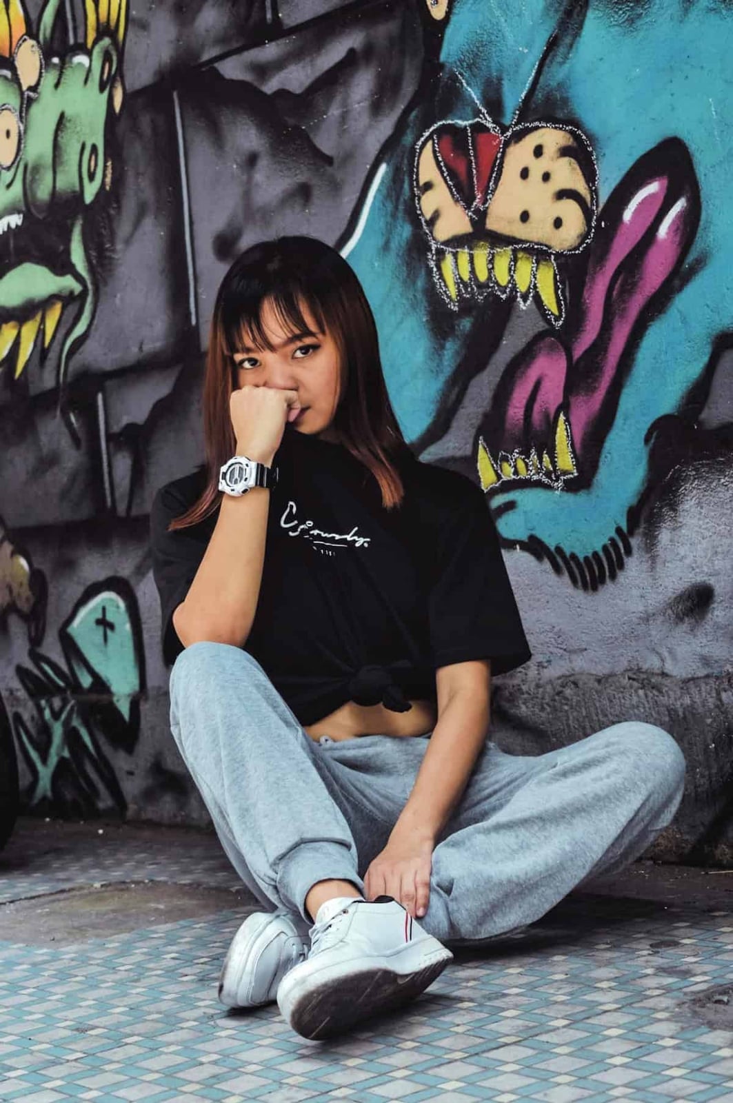 Tied Graphic T-Shirt with Light Grey Sweatpants Tied Graphic T-Shirt with Light Grey Sweatpants — Trendy Streetwear Outfits