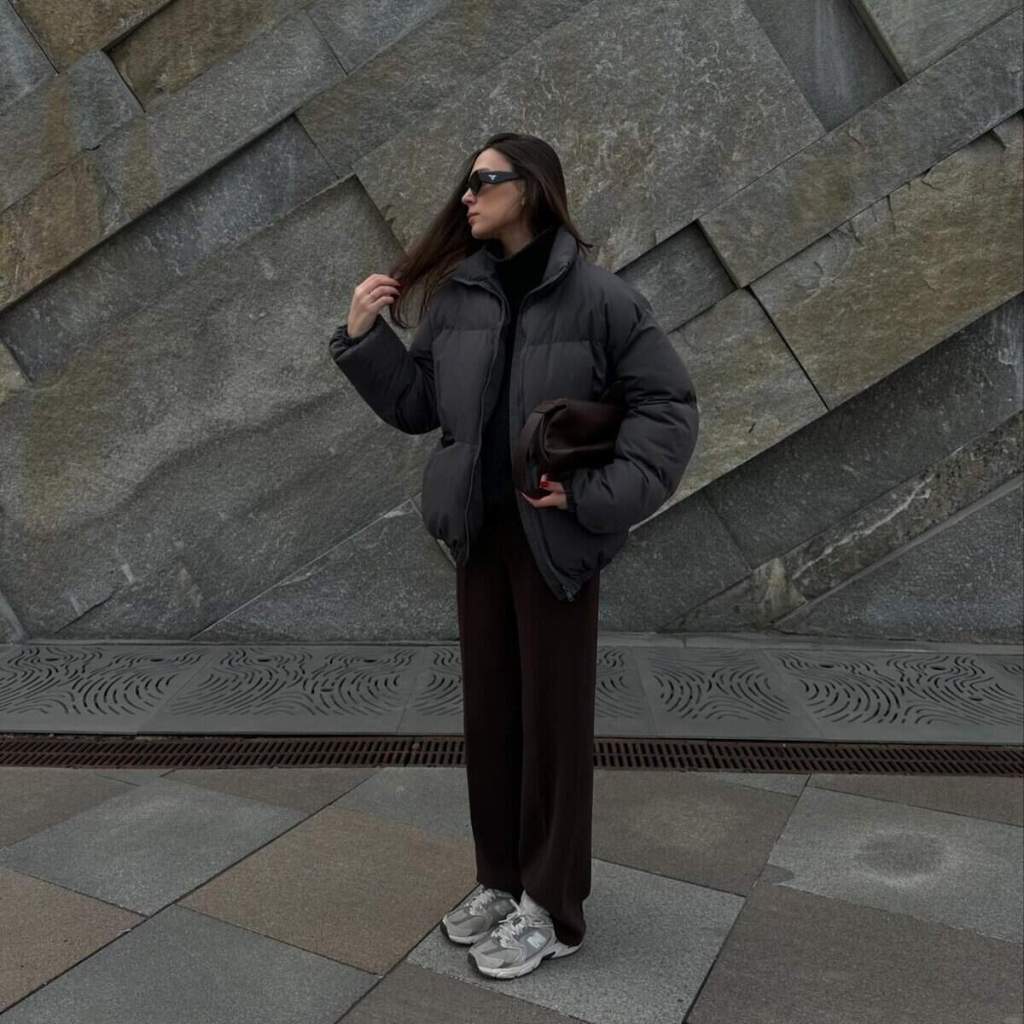 Brown Wide-Leg Sweatpants with Turtleneck and Puffer, Close-Up Take — Trendy Sweatpants Outfits