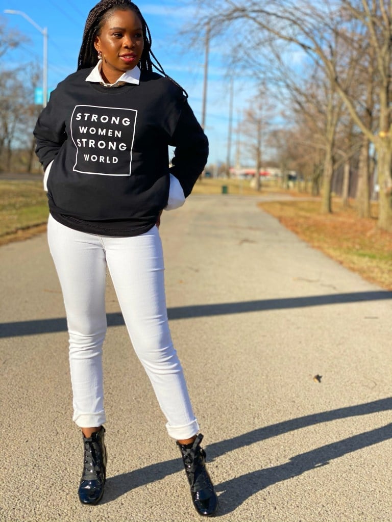 Graphic Sweatshirt with Collared Shirt and White Jeans — Trendy Sweatshirt Outfits Women