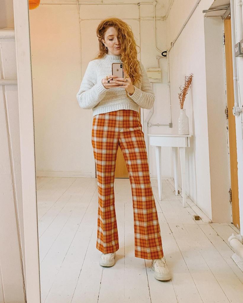 Cropped Sweatshirt with Plaid Flare Pants and Sneakers — Trendy Sweatshirt Outfits Women