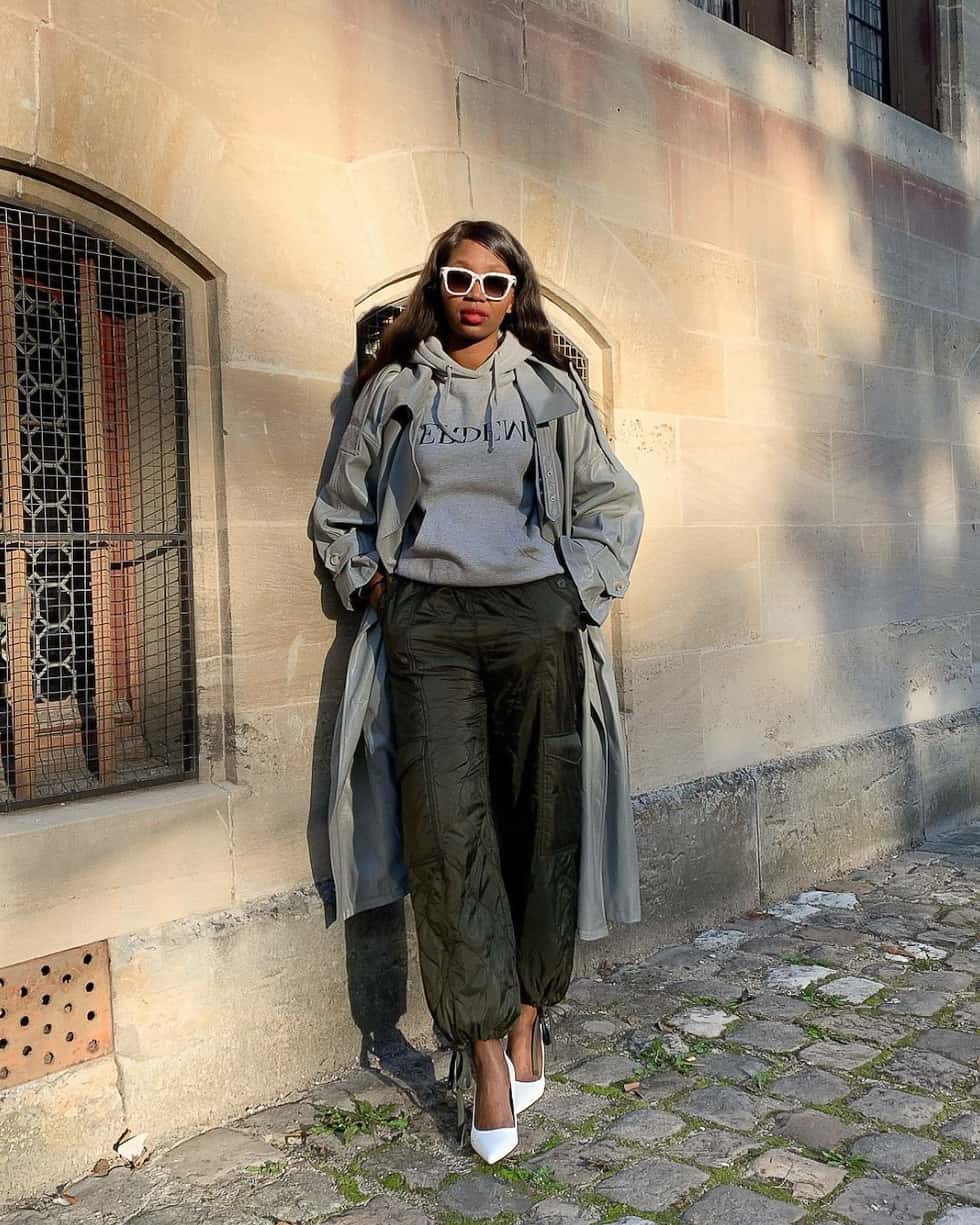 Oversized Hooded Sweatshirt with Trench Coat and Cargo Pants — Trendy Sweatshirt Outfits Women
