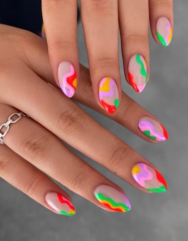 Medium Oval Wavy Multi-Color Lines Medium Oval Wavy Multi-Color Lines — Trendy Swirl Nails