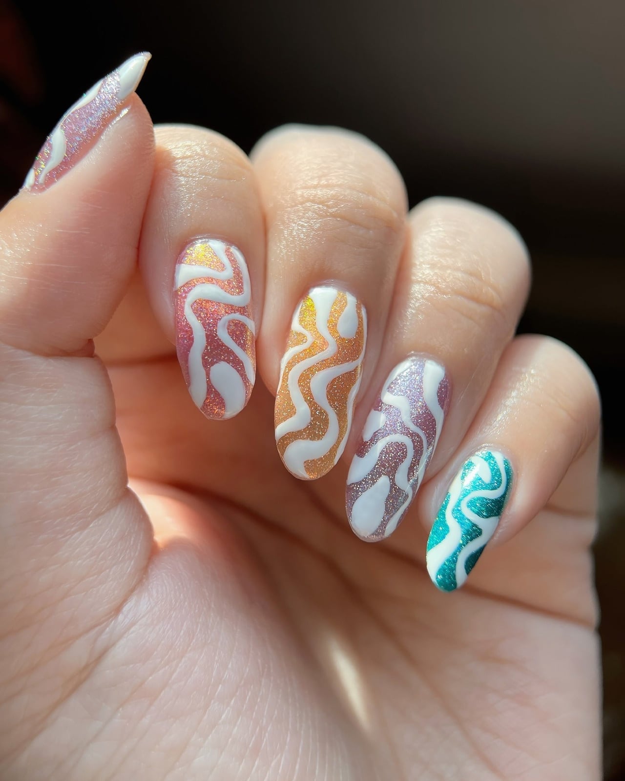 Medium Almond Shimmer Wavy Patterns Medium Almond Shimmer Wavy Patterns — Trendy Swirl Nails