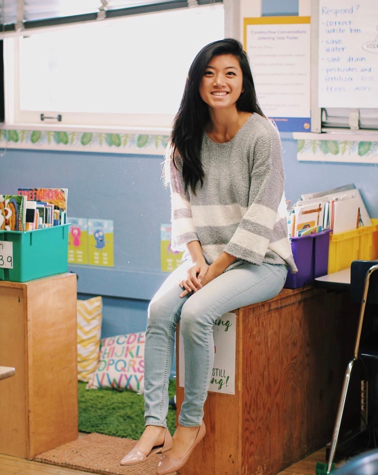 Striped Sweater with Fitted Jeans and Flats Striped Sweater with Fitted Jeans and Flats — Trendy Teacher Outfits Elementary