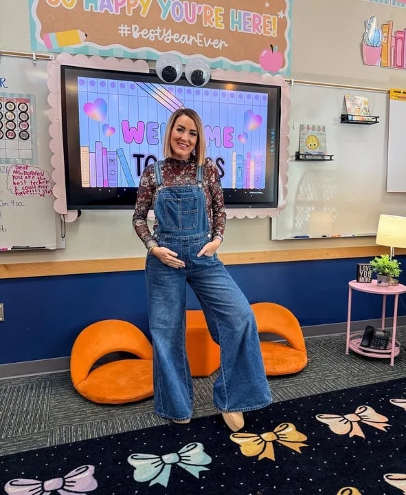 Denim Overalls with Printed Top for a Casual Day Denim Overalls with Printed Top for a Casual Day — Trendy Teacher Outfits Elementary