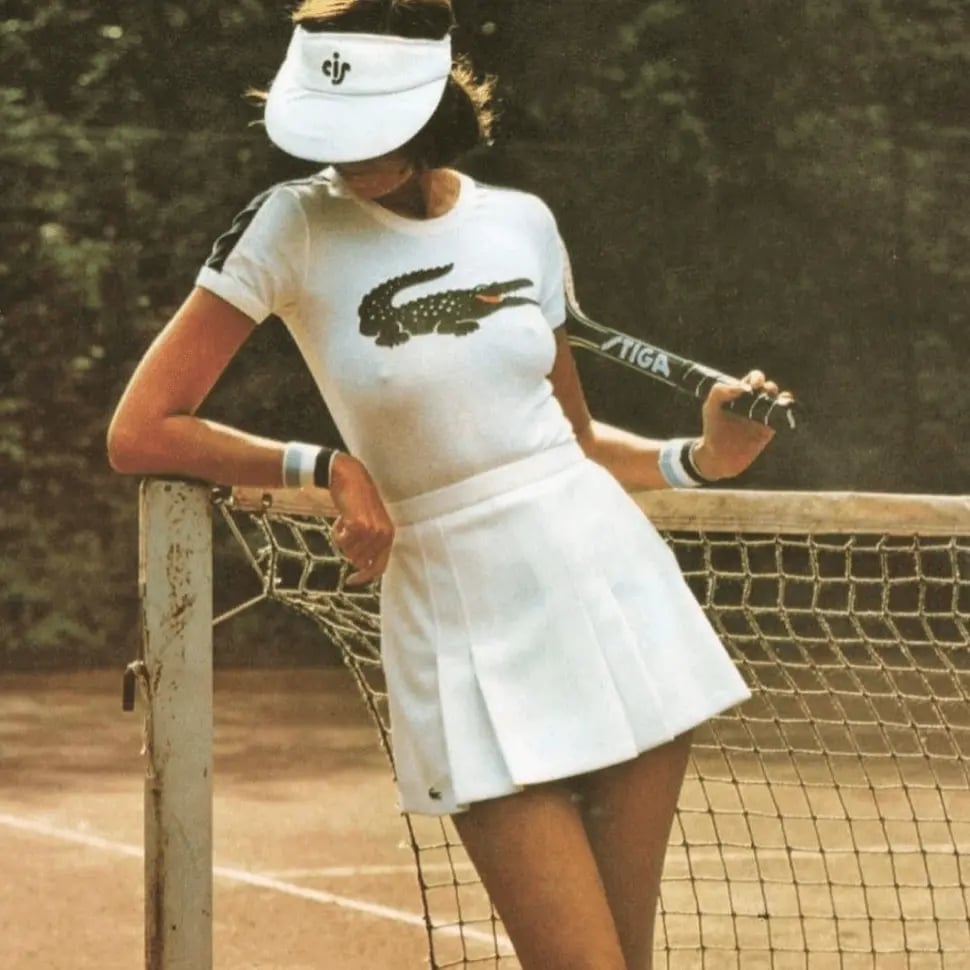 White Pleated Tennis Skirt With Logo T-Shirt And Visor White Pleated Tennis Skirt With Logo T-Shirt And Visor — Trendy Tennis Skirt Outfits