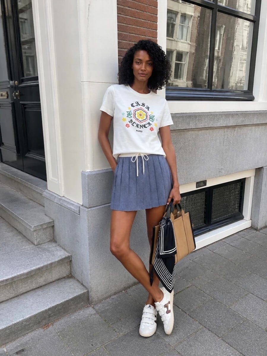 Grey Pleated Tennis Skirt With Graphic Tee And Tote Grey Pleated Tennis Skirt With Graphic Tee And Tote — Trendy Tennis Skirt Outfits