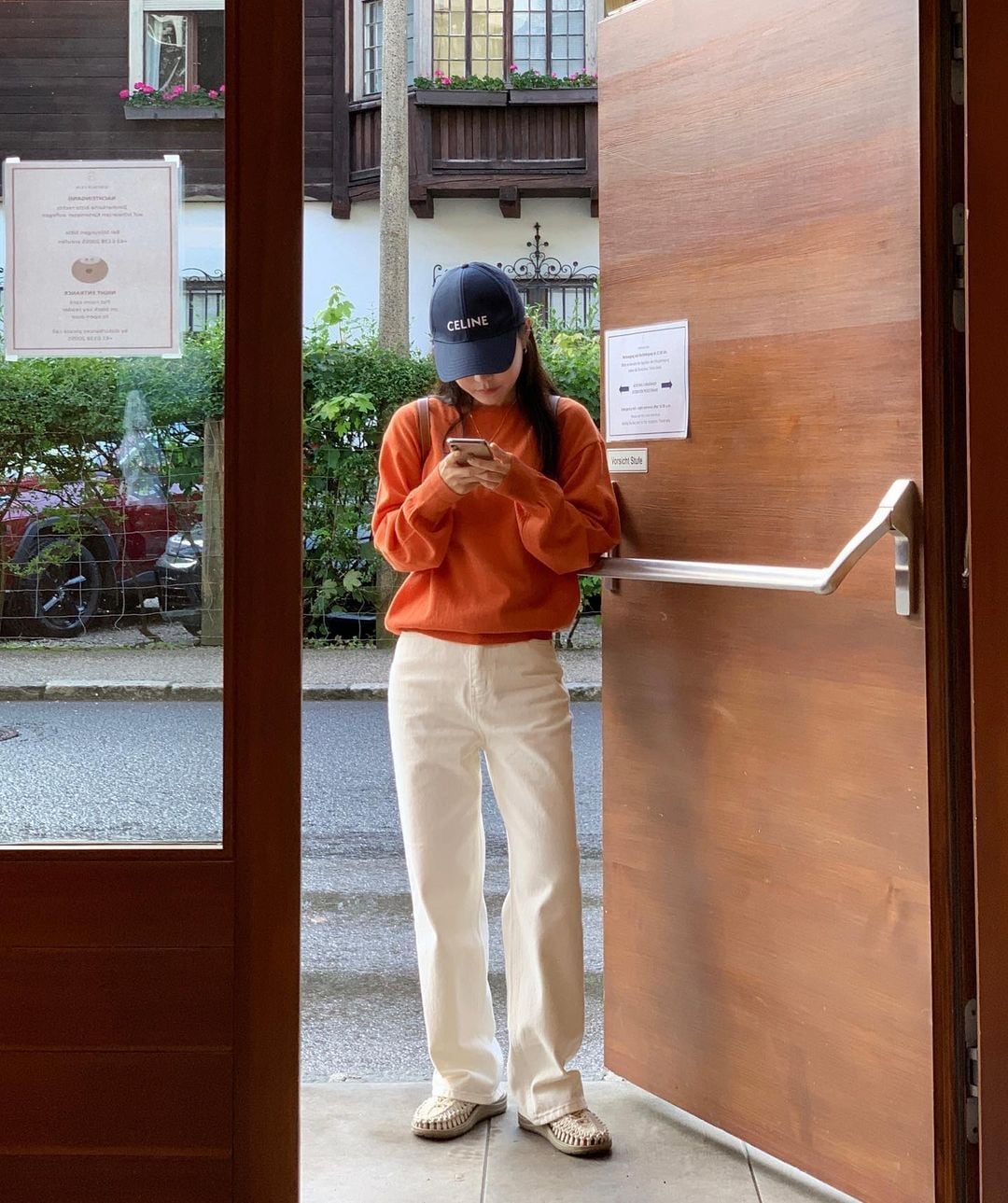 Orange Crewneck Sweater With White Jeans And Baseball Cap — Trendy Tomboy Outfits